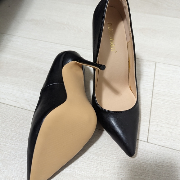 Black Pumps - Picture 5 of 9